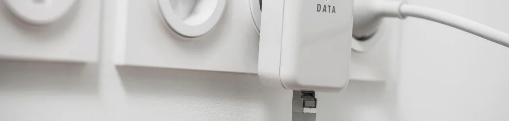 Powerline PLC Adapter eingesteckt an der Steckdose